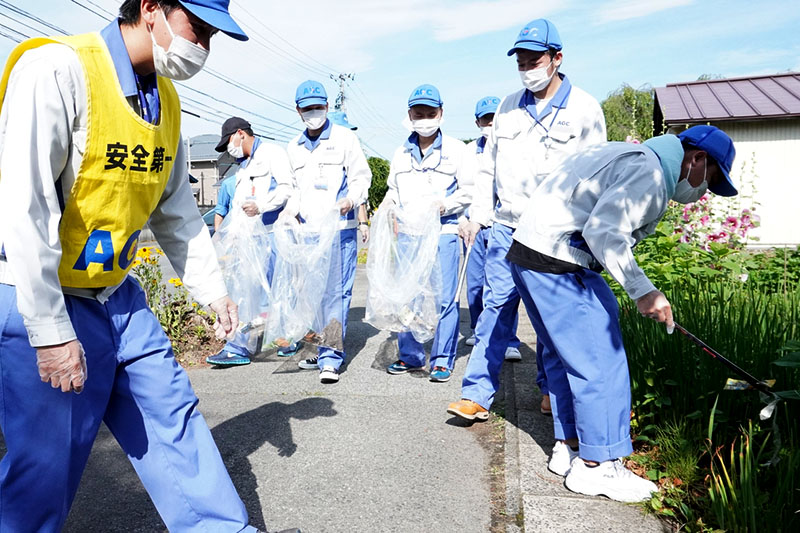 AGYの写真が清掃活動を行なってる写真