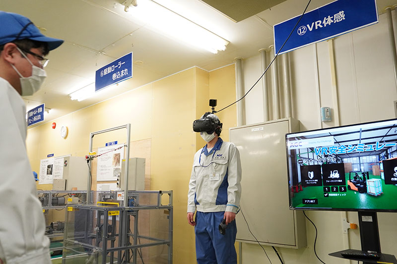 VRで危険体感研修をしている写真