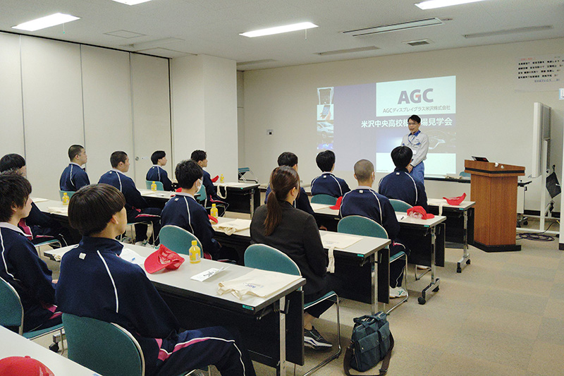 学生に見学会を行っている写真